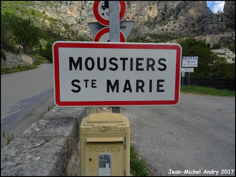 Moustiers-Sainte-Marie 04 - Jean-Michel Andry.jpg