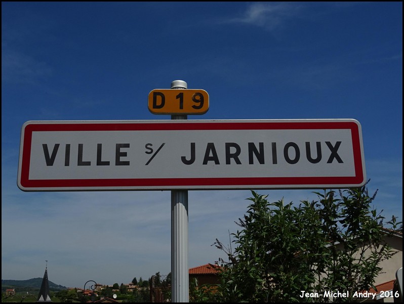 Ville-sur-Jarnioux 69 - Jean-Michel Andry.jpg