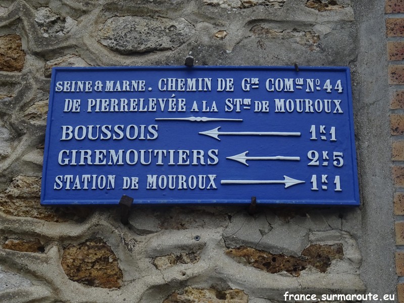 Mouroux mairie.JPG