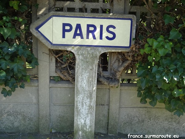 Poteau flèche Champigny -sur-Marne rue  Franckel.JPG