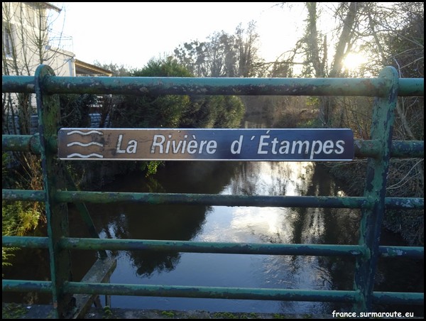 RIVIERE D'ETAMPES 91.JPG